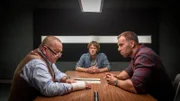 Die Kommissare Jan-Hinrich Reuter (Udo Kroschwald, l.) und Lars Pöhlmann (Dominic Boeer, r.) befragen Sören Jensen (Florian Donath, M.) zu seinem Verhältnis zu Imke Brehm.