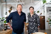Björn Freitag (l) und Antje de Vries kochen heute ostfriesisch-afrikanisch.