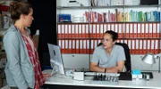 Emma (Josefine Israel, l.) überrascht Keno (Madieu Ulbrich, r.) an Darians Computer.