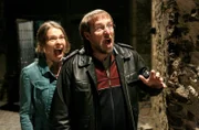 hr-fernsehen MORD MIT AUSSICHT (35), Spuk in Hengasch, Fernsehserie, Deutschland 2008 - 2014, am Montag (23.03.15) um 20:15 Uhr. Spuk in Hengasch - Dietmar Schäffer (Bjarne Mädel, r.) und Bärbel Schmied (Meike Droste, l.) haben vor Angst die Hosen voll.