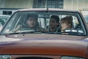 Um herausfinden, was an der Sache mit dem Toten aus dem Fluss faul ist, spannt Harry (Jane Seymour, r.) ihren Kumpel Glenn (Paul Tylak, l.) und ihren Schützling Fergus (Rohan Nedd, M.) für Observierungen ein.