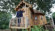 Simon Parfett vor Katies Baumhaus