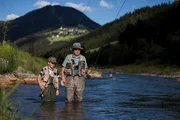 Das Bild zeigt Fliegenfischer Anton Calovi und Paul Mitteregger beim Fliegenfischen in der Drau.
