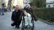 Selbstbestimmt leben in einer eigenen Wohnung: Dank einer 24-Stunden-Assistenz ist das für Karen Hensel möglich.