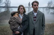 Emil Dreesen (Jonathan Berlin, re.) steht zu seiner Schwester Ulla (Pauline Rénevier) und ihrem unehelichen Kind.