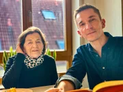 Eva erzählt "PUR+"-Moderator Eric, wie es ihr als jüdisches Kind im Zweiten Weltkrieg erging.