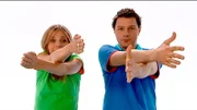 Tanja und André spielen ein Spiel, bei dem sie ihre Finger kreuzen.