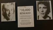 Zwei Bilder der vermissten Frau und ein Dokument, in dem eine Belohnung für die Suche nach ihr ausgesetzt ist.
