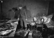 Nach Kriegsende besichtigen amerikanische Soldaten im Zentrum Berlins den Bunker der ehemaligen Reichskanzlei. Hier, unter meterdickem Stahlbeton, verbrachten Adolf Hitler und sein Gefolge ihre letzten Tage.