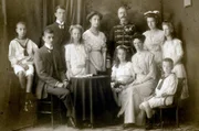 Sisis jüngste Tochter Marie Valerie (sitzend) mit ihrem Ehemann Franz Salvator und ihren neun Kindern.