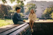 Tom (Noah Bailey, l.) erzählt seiner besten Freundin Sunny (Leni-Sofie Rocek, r.) wie mies er sich damit fühlt, dass er solange mit seiner Beichte gewartet hat. Da will Sunny ihm helfen, ein Video - in dem er sich bei den anderen entschuldigt - aufzunehmen.