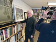 Dreharbeiten im Auktionshaus Lempertz in Köln. Der langjährige Chef des Auktionshauses, Prof. Henrik R. Hanstein (links), erzählt im Film von einem persönlichem Telefonat mit Dr. Max Stern, das ihn sehr berührt hat.