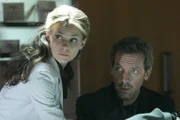 Dr. House (Hugh Laurie, r.) droht die Entlassung aus der Klinik. Kann er auf die Hilfe von Dr. Allison Cameron (Jennifer Morrison, l.) zählen?