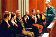 Tumult im Gerichtssaal: Mit einer Pistole hält Stefan Pelzer (Bernd-Michael Lade, r.) Patricia (Barbara Demmer, l.), Sandra (Rebecca Immanuel, 2.v.l.), Felix (Christoph M. Ohrt, 3.v.l.), Richter Hartmann (Alexander Radszun, M.), Otto (Hasan Ali Mete, 3.v.r.) und Richter Schubert (Wolf-Dietrich Berg, 2.v.r.) in Schach ...