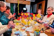 Die Frauen vom Kammerforster Heimatverein haben sich für die Osterzeit etwas Neues ausgedacht: eine Osterkrone aus 300 Eiern. Die steht nun mitten im Dorf.
