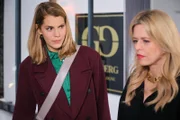 Stella (Bettine Langehein, l.) wird neugierig, als Patrizia (Miriam Lahnstein) ihr offenbar etwas verschweigt.