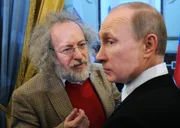 Wladimir Putin hat seine eigene Theorie über den Unterschied zwischen Feinden und Verrätern. Alexei Wenediktow, Chef des Radiosenders "Echo Moskau", erklärt, warum Putin mit Verrätern keine Gnade hat.