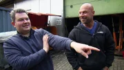 Am 22. September 2014 wurde auf DMAX die erste Folge "Steel Buddies" ausgestrahlt. Und die "stahlharten Geschäfte" kamen bei den Zuschauern gut an. Mit ihrer lockeren Art und coolen Sprüchen haben sich Michael Manousakis und seine Profi-Schrauber auf dem TV-Bildschirm eine treue Fangemeinde erobert. Bei den Dreharbeiten wurden auf dem Firmenhof in Peterslahr im Laufe der Jahre unzählige Stunden Filmmaterial aufgezeichnet. Aber nicht alle Highlights haben es auch in die Sendung geschafft. Denn manche Szenen passten thematisch nicht in den Kontext der einzelnen Episoden. Für den Papierkorb sind diese "Schnipsel" viel zu schade. Deshalb öffnen die Macher der Serie in dieser Spezialausgabe ihr geheimes Archiv und zeigen bis dato unveröffentlichte Rohdiamanten.