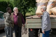 Karl ist strikt dagegen, dass Tayo auf dem Hof bleibt. v.l.: Tayo (Charles Henri Junior Sehba), Hermann (Wolfgang Hepp), Karl (Peter Schell)