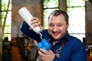 Produktentwickler Sebastian Lege demonstriert, wie es Herstellern mithilfe natürlicher Farbstoffe auf Algenbasis gelingt, Lebensmittel sogar in knalligen Farbtönen wie Blau auf den Markt zu bringen.