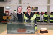 Checker Tobi mit Feuerwehrfrau Karolin Knoll.