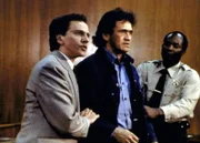 Matthew (John Rubinstein, l.) vertritt seinen Freund Humphrey (Henry Bal, M.) vor Gericht.