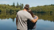 Wendie (Capucine Malarre, re.) und ihr Vater Max (Guillaume Labbé, il.) verstreuen gemeinsam die Asche ihrer verstorbenen Mutter Sarah an ihrem Lieblingsplatz – dem Steg am See.