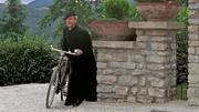 Don Matteo (Terence Hill) schleicht sich unbemerkt auf das Anwesen der Schauspielerin Irina Platt.