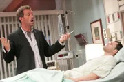 Nur ungern übernimmt Dr. House (Hugh Laurie, l.) den Fall des Profi-Radsportlers Jeff Forster (Kristoffer Polaha), weil er glaubt, dass der Mann Steroide nimmt, um seine Leistungen zu optimieren.