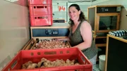 Christine mit frisch geschlüpften Küken.