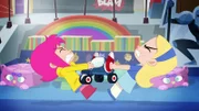 Rebecca (li.) und Marie-Agnes (re.) streiten sich darum, wer das neue Turbomobil behalten darf. Leider gibt es im Spielzeugladen nur ein Exemplar.