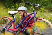 Ava (Mia Stieber) möchte endlich in Ruhe auf ihre Fahrradtour gehen, doch dafür muss das Rad erstmal geölt werden.