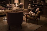 Howard (J.K. Simmons, l.); Emily (Olivia Williams, r.)