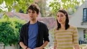Mattis (Alex James Ellison, l.) und Mia (Margot Nuccetelli, r.) bitten Carina, den Vater von Mattis zu überzeugen, dass Mattis den Hund Rabbit behalten darf.