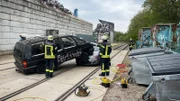 Auf einem Schrottplatz simuliert das Team während einer Übung einen Autounfall.