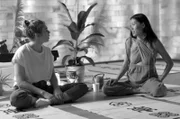 Bei einem Meditations-Retreat lernt Ronja (links) Nanjing (rechts) kennen, die extrem autoritär erzogen wurde. Wie hat sie es geschafft, sich vom Einfluss ihres Elternhauses zu befreien?