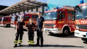 Checkerin Marina (Mitte) ist bei einer Großübung der Feuerwehr dabei und wird aus dem obersten Geschoss eines Hauses gerettet.