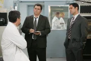 Kann Ned (Christopher Cousins, l.) den Ermittlern Det. Nick Vera (Jeremy Ratchford, M.) und Det. Scott Valens (Danny Pino, r.) in dem aktuellen Fall weiterhelfen?