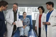 (v.l.n.r.) Dr. Elias Bähr (Stefan Ruppe); Prof. Markus Brosmann (Max Urlacher); Susanne Bähr (Ella Maria Gollmer); Prof. Karin Patzelt (Marijam Agischewa); Ben Ahlbeck (Philipp Danne)
