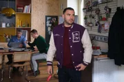 Easy (Lars Steinhöfel) muss hinnehmen, dass ihm Zuhause kein großes Interesse begegnet. Hinten Benedikt (Jens Hajek, l.) und Ringo (Timothy Boldt)