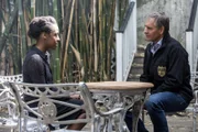 Pride (Scott Bakula, r.) und sein Team übernehmen einen Fall, bei dem ein Navy-Psychologe während einer Beerdigungsprozession umgebracht worden ist.
