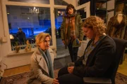 Pfandhausbesitzerin Selina Mai (Victoria Fleer, r.) ist geschockt: Wer hat ihren Mitarbeiter und Familienfreund skrupellos überfahren und getötet? Kriminalhauptkommissarin Martina Seiffert (Astrid M. Fünderich, l.) und Kollegin Lea Gomez (Jasmin Gassmann, M.) ermitteln im Umfeld des Pfandhauses und decken einige Ungereimtheiten auf.