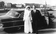 1983 heiratet Wladimir Putin seine Frau Ljudmila. Nach der Geburt der ersten Tochter zieht das Paar 1985 nach Dresden, wo Putin 5 Jahre lang für den KGB tätig ist.