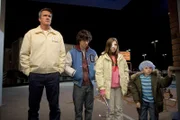 Ob Axl (Charlie McDermott, 2.v.l.), Sue (Eden Sher, 2.v.r.) und Brick (Atticus Shaffer, r.) begeistert von Mikes (Neil Flynn, l.) neuem Job als nächtlicher Kuchenlieferant sind?