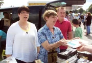 Trödelprofi Otto Schulte mit Katharina (Mitte) und Marion (li.) auf dem Flohmarkt