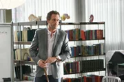 Ein schwerwiegender medizinischer Fehler ist die Ursache für den lebensbedrohlichen Zustand einer Patientin. Dr. House (Hugh Laurie) hat eine Idee, wie man Schlimmeres verhindern könnte ...