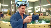Der Bademantel wird zur Uniform auch bei Kapitänleutnant Martin Kalmring, Leiter der U-Boot-Rettungsausbildung.