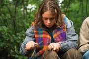 Frida (Elma Heß) darf endlich am Survival-Modul teilnehmen und wieder schnitzen.