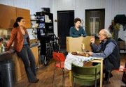 ARD ROTE ROSEN FOLGE 1411, am Freitag (28.12.12) um 14:10 Uhr im ERSTEN. Von Ariane (Alexandra Horn, M.) bekräftigt, schiebt Vera (Sandra Speichert, l.) Hannes (Claus Clausnitzer, r.) Bedenken beiseite, was den Bioladen betrifft.
