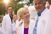Es beginnt als normaler Tag in der Sachsenklinik: Dr. Kathrin Globisch (Andrea Kathrin Loewig) und Dr. Roland Heilmann (Thomas Rühmann) freuen sich auf ihren Dienst.